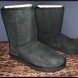 UGG classic short black boot